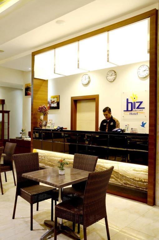 Biz Boulevard Hotel Manado Luaran gambar