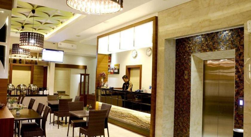 Biz Boulevard Hotel Manado Luaran gambar