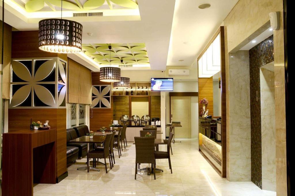 Biz Boulevard Hotel Manado Luaran gambar